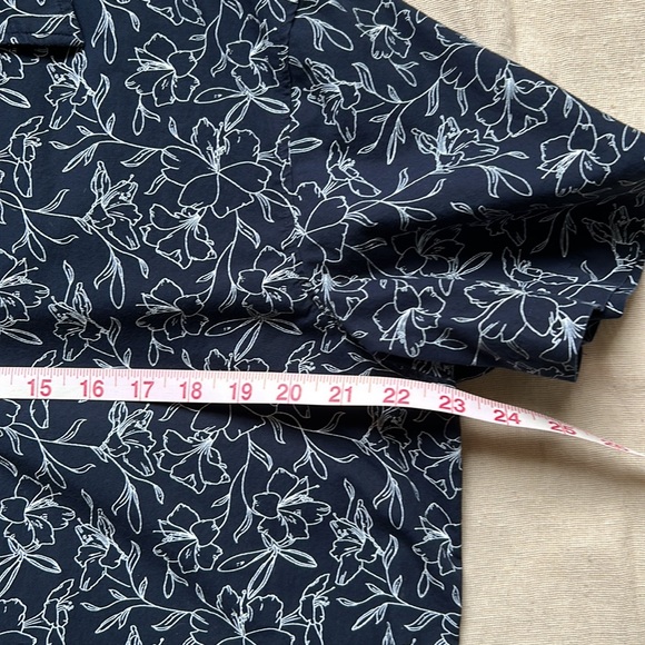 Navy/white short sleeved button down floral pattern/print shirt EUC like new - Picture 6 of 7